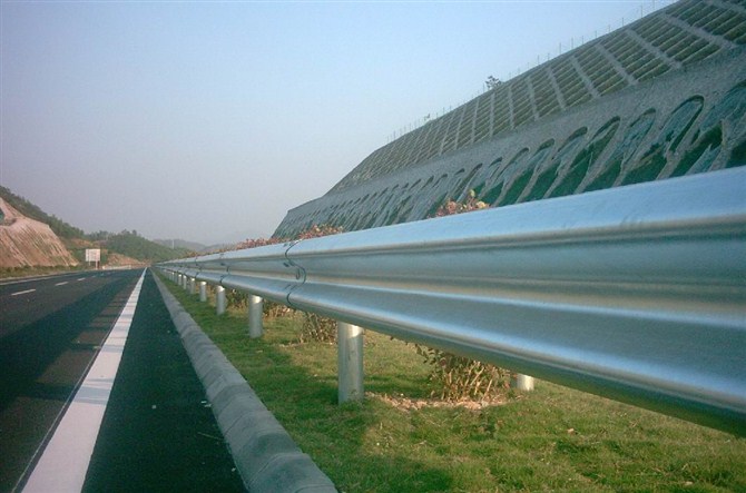 高速公路護欄設計的標準高度是多少？