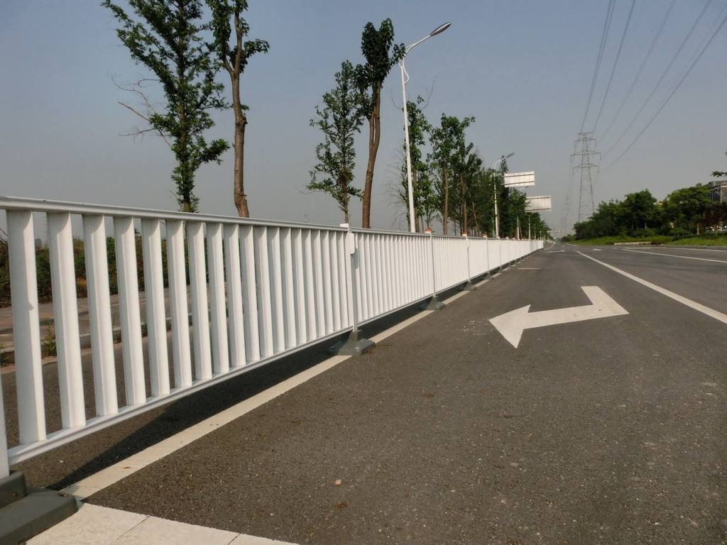 城市道路護欄材質(zhì)如何選擇?