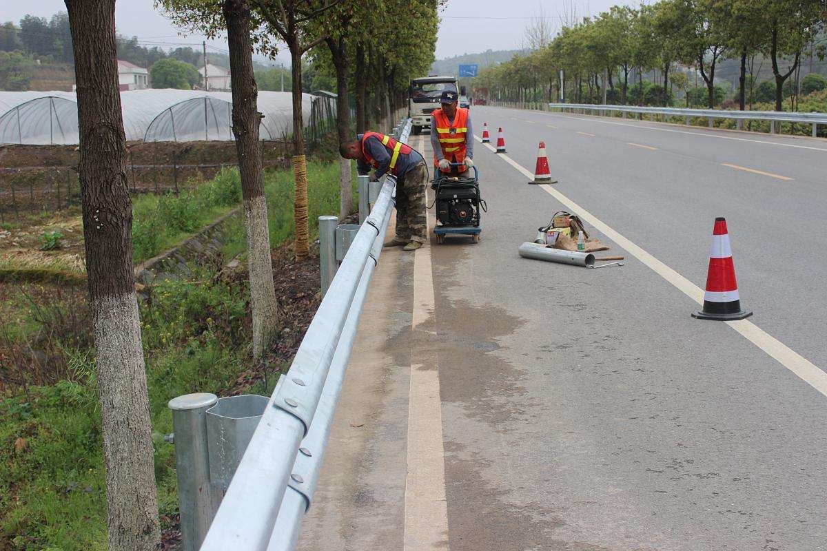 浸塑波形護欄是什么?